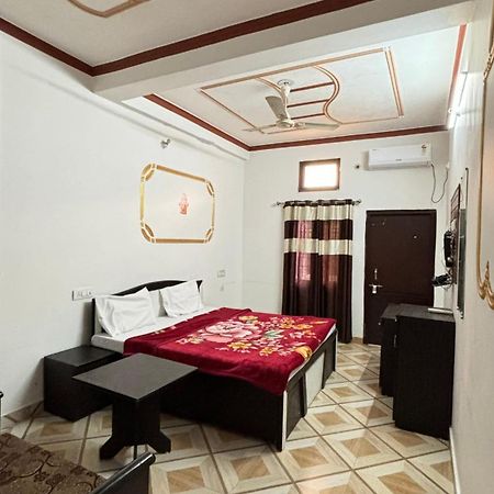 Sattva Cafe And Motel Рішикеш Екстер'єр фото