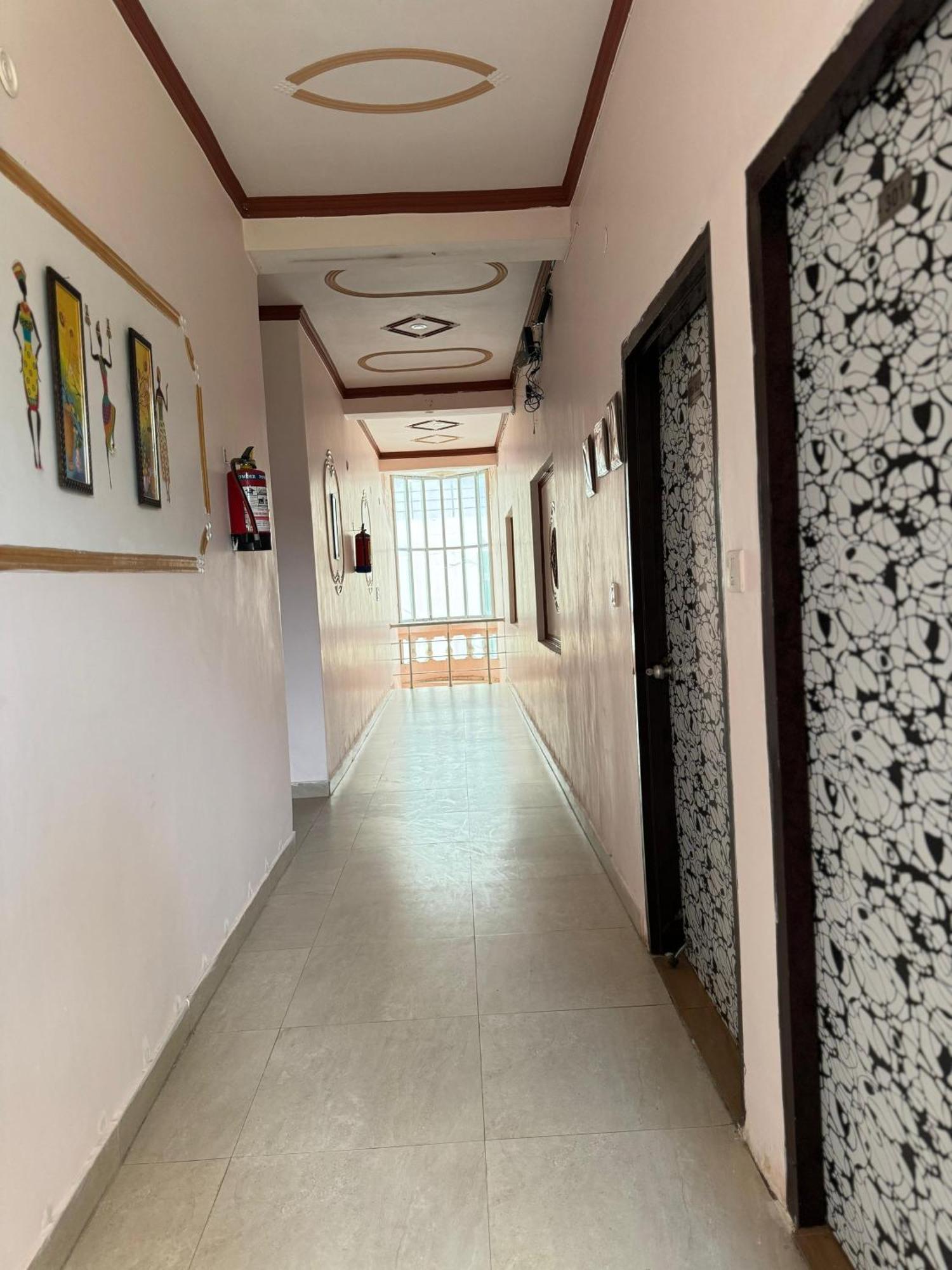 Sattva Cafe And Motel Рішикеш Екстер'єр фото