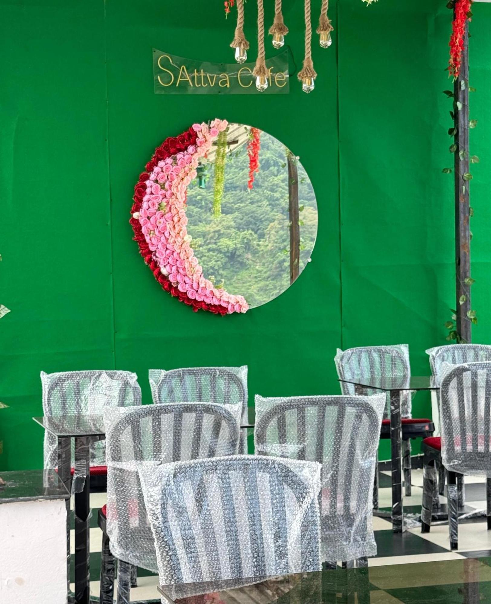 Sattva Cafe And Motel Рішикеш Екстер'єр фото