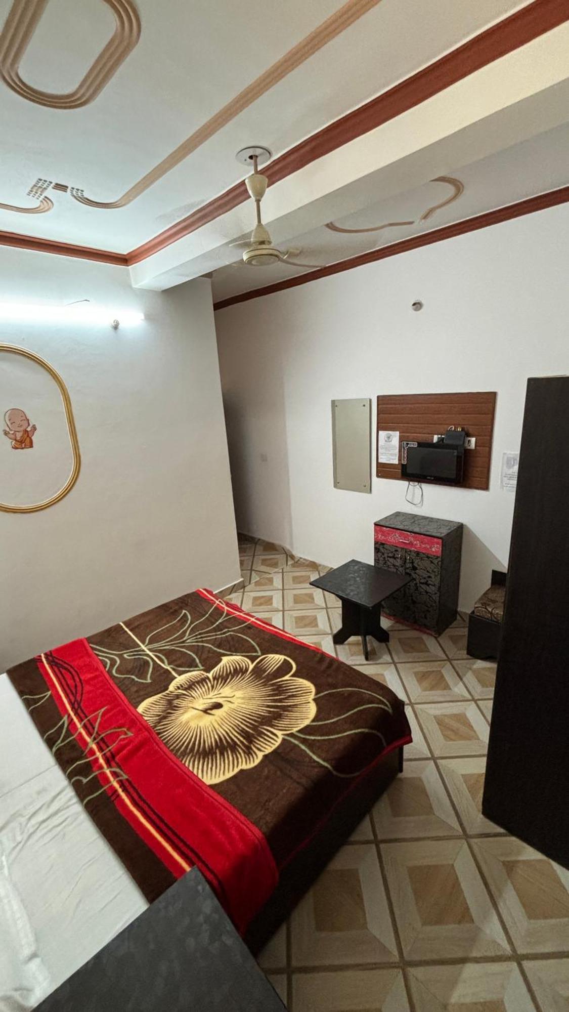 Sattva Cafe And Motel Рішикеш Екстер'єр фото
