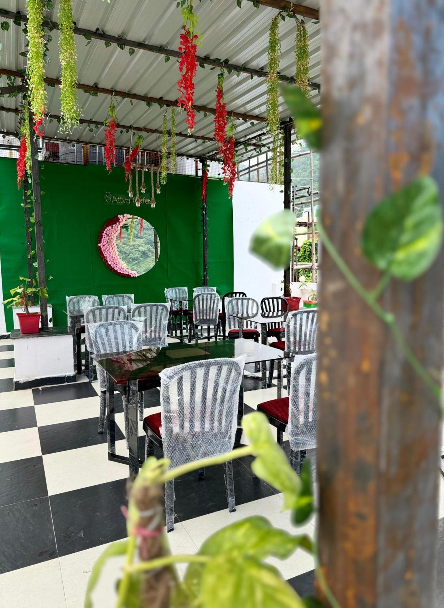 Sattva Cafe And Motel Рішикеш Екстер'єр фото