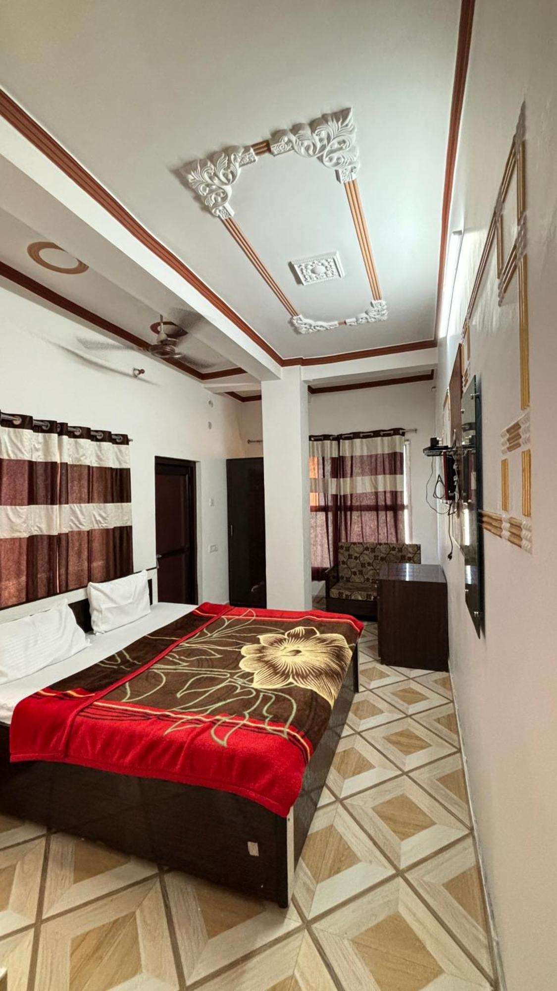 Sattva Cafe And Motel Рішикеш Екстер'єр фото