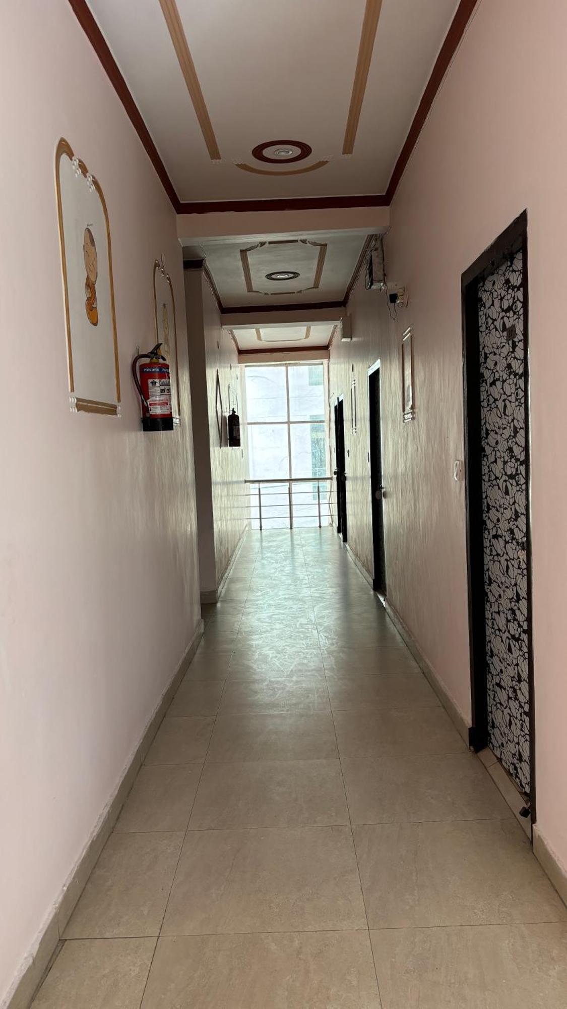 Sattva Cafe And Motel Рішикеш Екстер'єр фото
