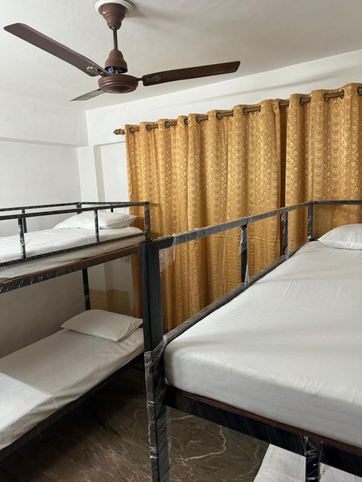 Sattva Cafe And Motel Рішикеш Екстер'єр фото