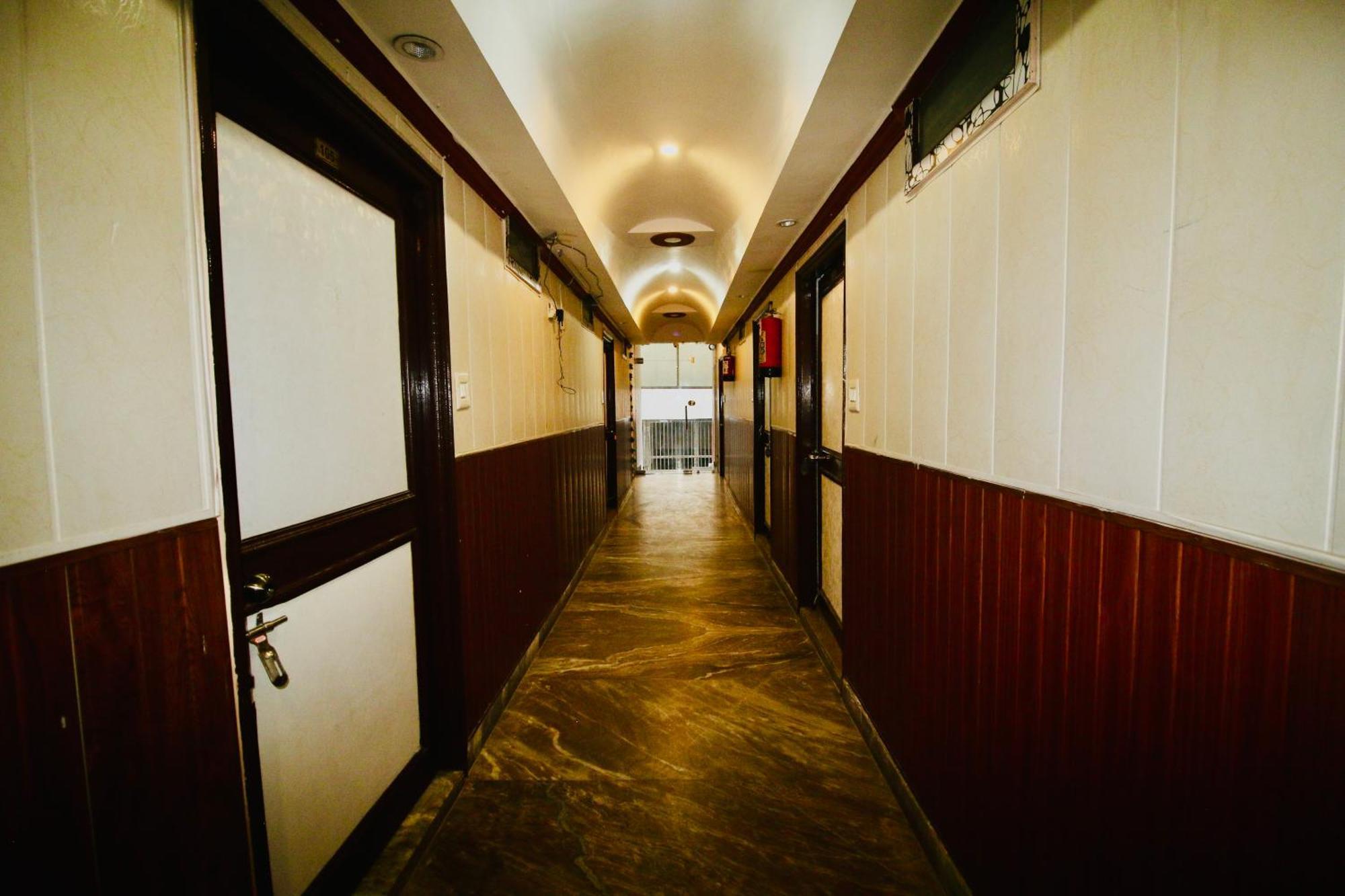 Sattva Cafe And Motel Рішикеш Екстер'єр фото