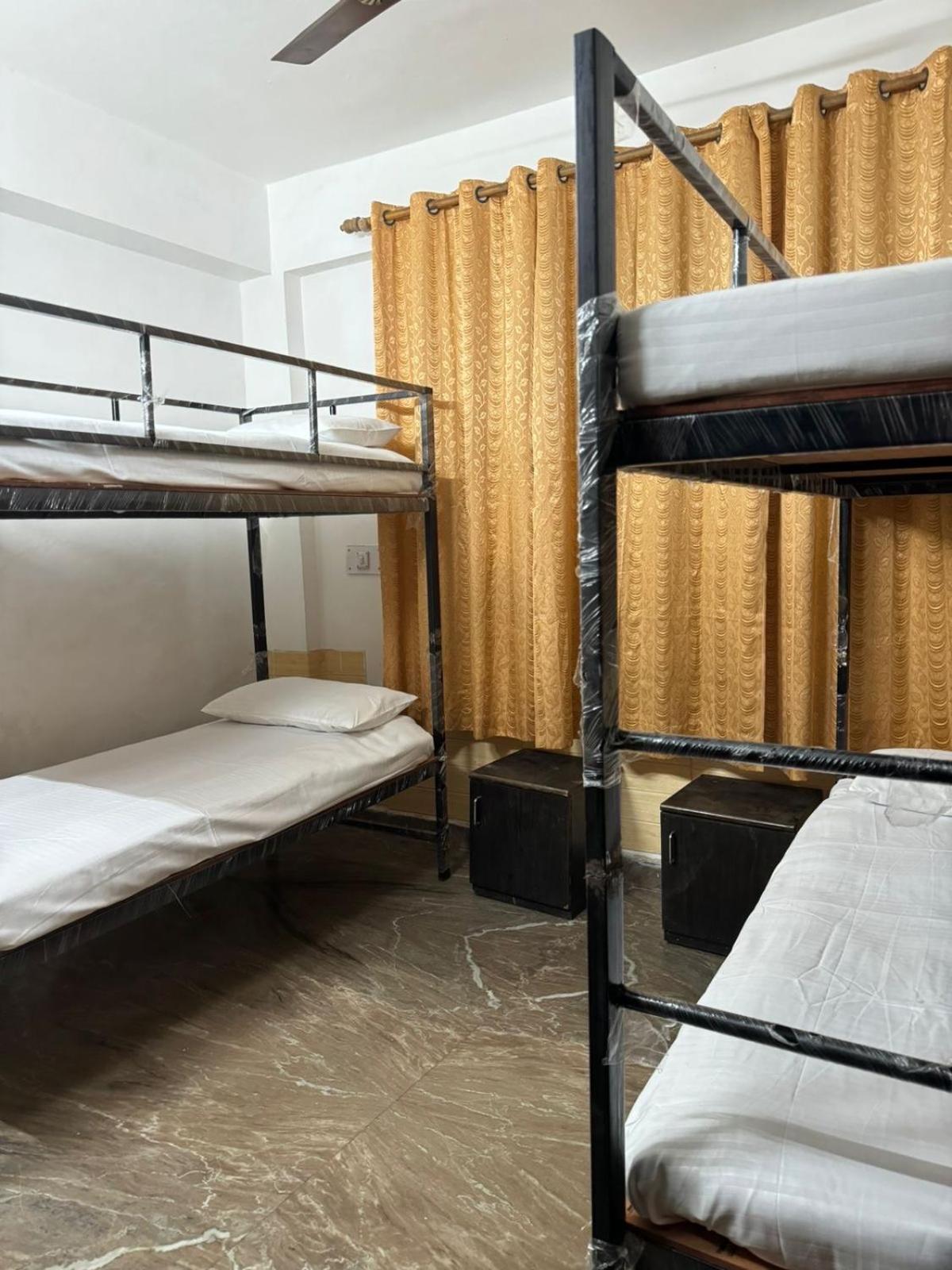 Sattva Cafe And Motel Рішикеш Екстер'єр фото