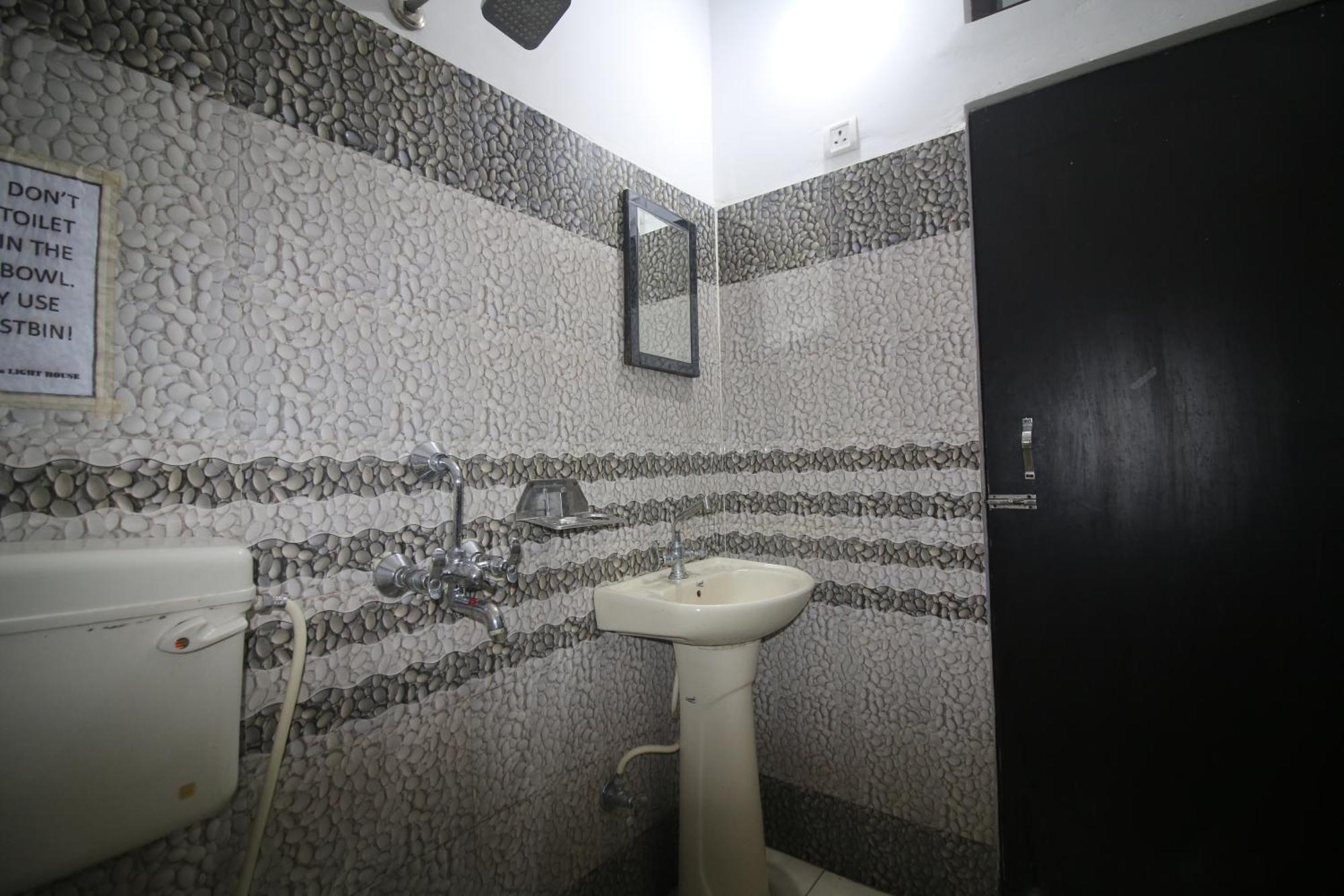 Sattva Cafe And Motel Рішикеш Екстер'єр фото